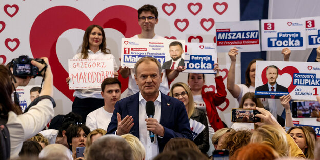 Donald Tusk, Poolse premier voor een toverstaf met Herzen en Wahlkampfplakaten