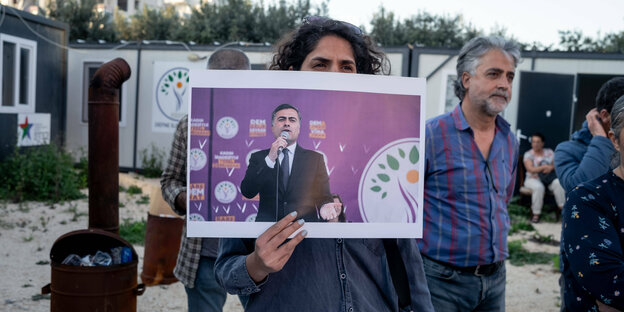 Een Persoon heeft een Plakat in die Höhe, nou ja, de Koerdische Politiker Abdullah Zeydan zegt.