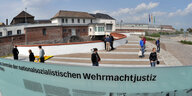 Eine Tafel vor der JVA Torgau informiert über die Geschichte des Gefängnisses in der NS-Zeit