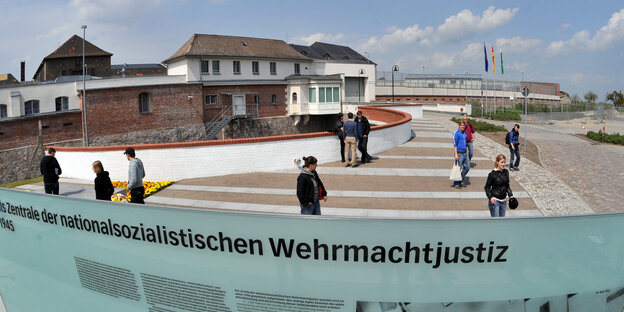 Een tabel voor de JVA Torgau informeert over de geschiedenis van de Gefängnisses in de NS Times