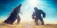 Die Monster Godzilla und King Kong stehen sich in einer Wüste gegenüber.