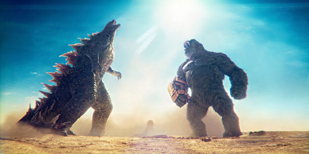 Die Monster Godzilla und King Kong stehen sich in einer Wüste gegenüber.
