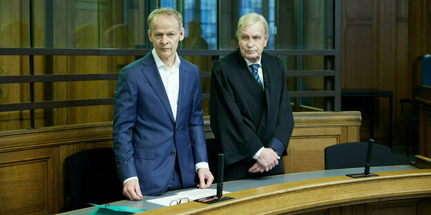 Twee Männer stehen in een Gerichtssaal.