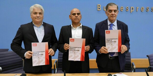 Dr. Mehmet Daimagüler, Dr. Guillermo Ruiz Torres en Romani Rose woonden de federale persconferentie in Berlijn bij en plaatsten berichten in de camera