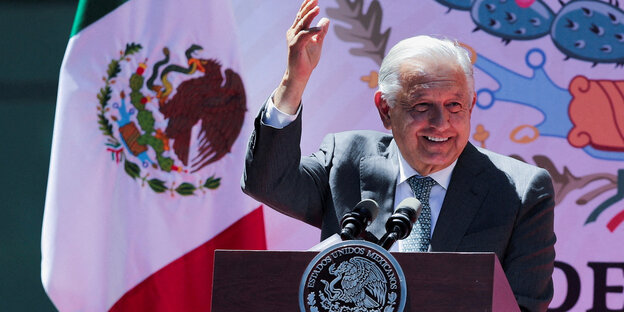 De Mexicaanse president Lopez Obrador betreedt het podium en wint