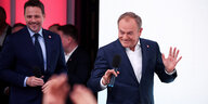 Zwei polnische Politiker jubeln ihren Anhängern zu.