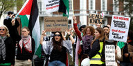 Eine Gruppe von Demonstranten steht mit Schildern vor dem Gerichtshof auf denen steht: We all know, Germany racist state Israel terror State, Nie weider: Guernica, Coventry, Dresden... Und dann Gaza Rafah ?