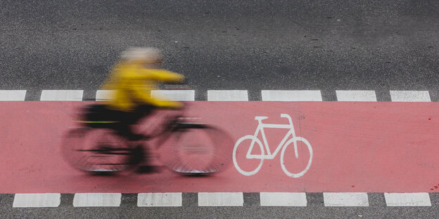 Ein Radfahrer fährt op een gemarkeerd fietspad.