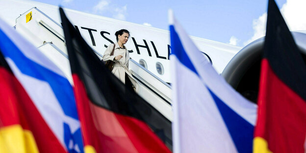 Duitse en Israëlische vlaggen wapperen in Tel Aviv, terwijl Annalena Baerbock onderweg is