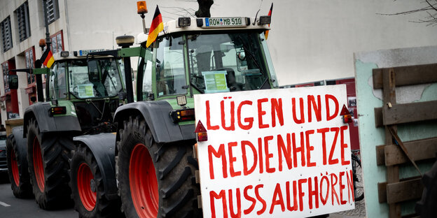 Traktoren met Deutschlandfähnchen en protestplakat 
