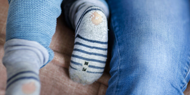 Baby mit kaputten Socken