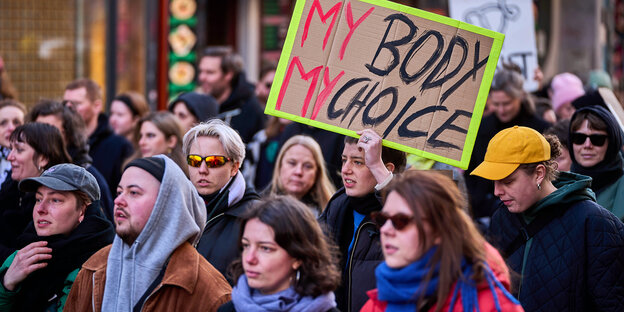 Protestdemo op Internationale Vrouwendag - een vrouw met een schild hoch: My Body, My Choice