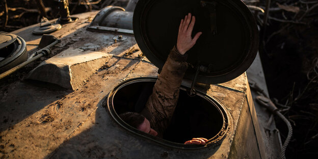 Een soldaat die zijn eigen pantsers verzamelt.