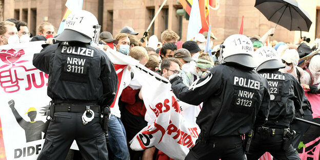Polizisten maken deel uit van de demonstranten die in Düsseldorf protesteren tegen het voorgestelde Versammlungsgesetz in Noordrijn-Westfalen