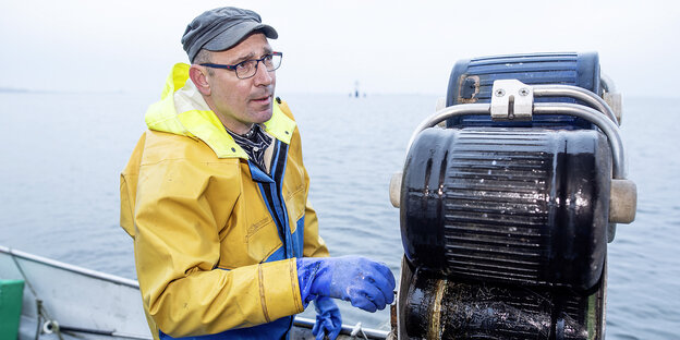Der Heringsfischer Martin Saager ziet Fischernetze ein