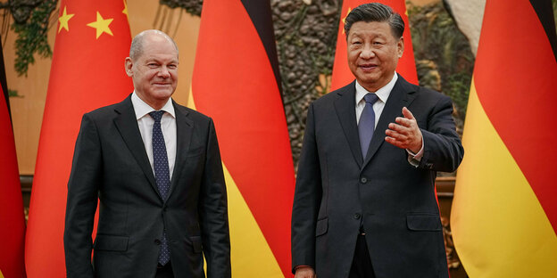Scholz und Xi voor Duitse en Chinese Fahnen
