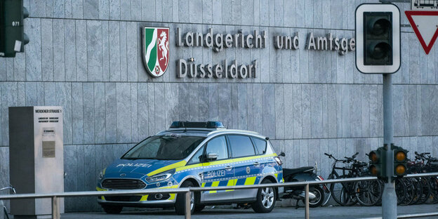 Een politieauto wordt naar het Land en de Rechtbank in Düsseldorf gestuurd.