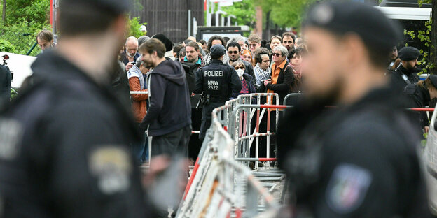 Berlijn: Polizisten stehen voor der Veranstaltungshalle des Palästina-Kongress 2024 voor Teilnehmern, die reingelassen zouden worden.