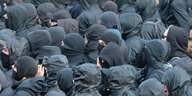 Demonstranten des sogenannten Schwarzen Blocks protestieren bei der Demonstration "G20 Welcome to hell" gegen den G20-Gipfel.