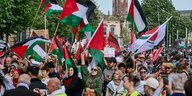 Palästina-Fahnen bei einer Demo vor dem Roten Rathaus in Berlin