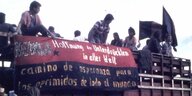 Ein Transporter mit Menschen, an der Seite der Ladefläche ein Transparent: "Nicaragua - Hoffnung der Unterdrückten in aller Welt"