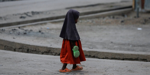 Ein kleines Mädchen in Nigeria allein auf der Straße