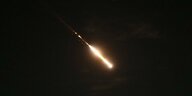 Raketenschweif im israelischen Nachthimmel