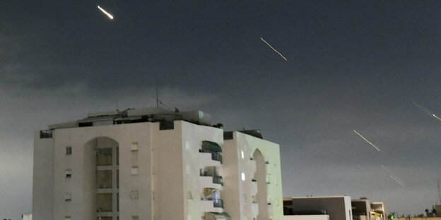 Raketen am israelischen Nachthimmel.
