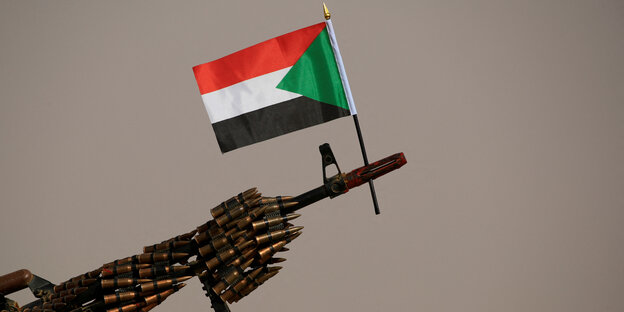 Sudanesische Flagge auf einem Sturmgewehr