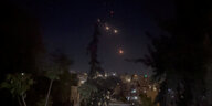 Leuchtpunkt im Nachthimmel von Amman.