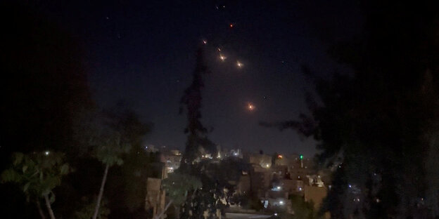 Leuchtender Punkt am Nachthimmel von Amman.