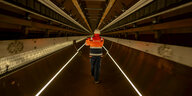 Das Foto zeigt einen Mann im Tunnel einer niederländischen Hyperloop-Teststrecke