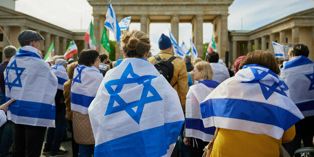 Demonstranten mit israelischer Flagge vor dem Brandenburger Tor