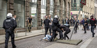 Polizei prügelt bei G20 in Hamburg auf Demonstranten ein.