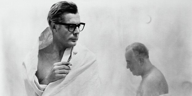 Marcello Mastroianni liegt in einem Dampfbad in eine weiße Decke gehüllt