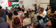 Yuval Gal, Dror Dayan, Wieland Oban, Karin De Rigo und Nadija Samour vom umstrittenen "Palästina-Kongress“ geben eine Pressekonferenz in der Skalitzer Straße in Kreuzberg. Die propalästinensische Veranstaltung unter dem Motto «Wir klagen an» wurde gestern