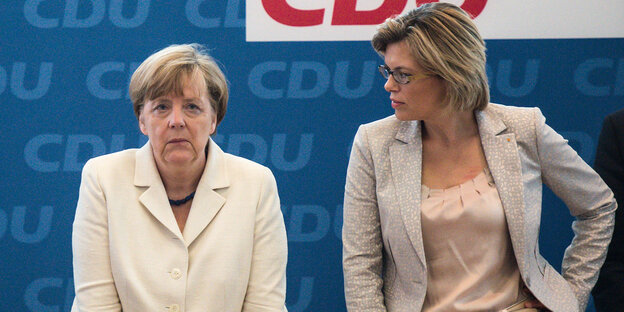 Julia Klöckner und Angela Merkel vor einer Wand mit CDU-Logos Julia Klöckner und Angela Merkel vor einer Wand mit CDU-Logos