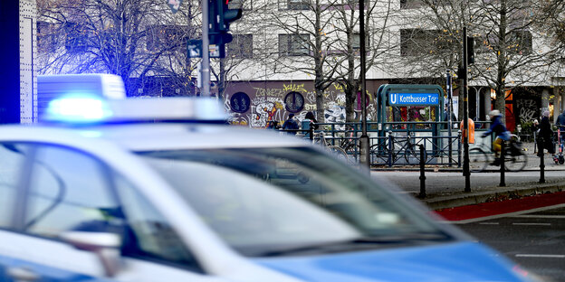 Ein Polizeiauto fährt am U-Bahnhof Kottbusser Tor in Kreuzberg vorbei