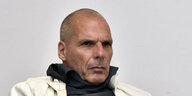 Yanis Varoufakis guckt unfreundlich.