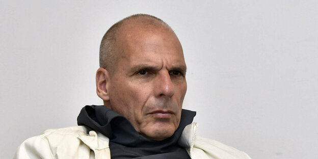 Yanis Varoufakis sieht unfreundlich aus.