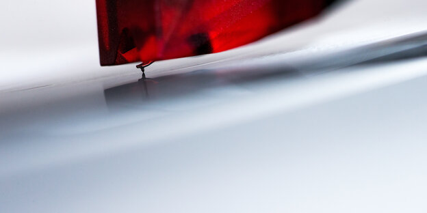 Eine Nadel an einem Plattenspieler scannt eine Schallplatte