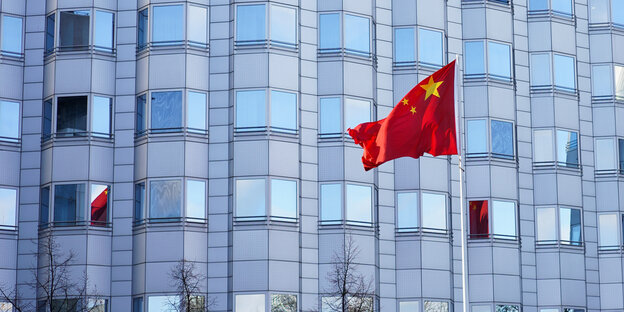 Die Flagge Chinas weht vor der chinesischen Botschaft in Berlin