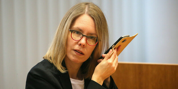Oberstaatsanwältin Anne Brorhilker mit Smartphone am Ohr