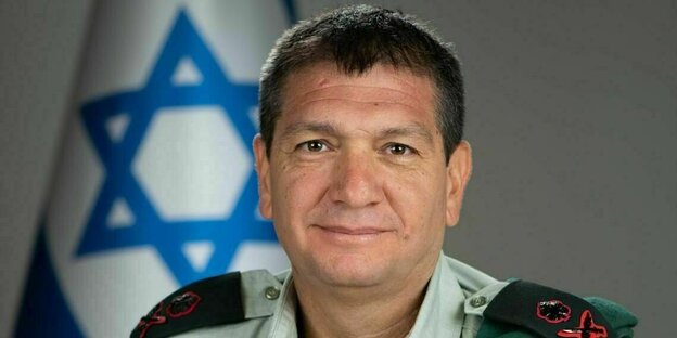 Porträt von Aharon Haliva in Militäruniform vor einer israelischen Flagge