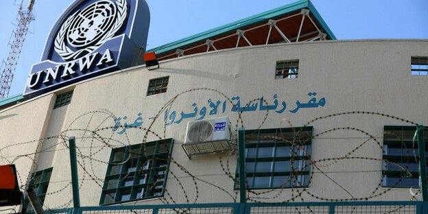 Ein Gebäude mit dem Logo UNRWA