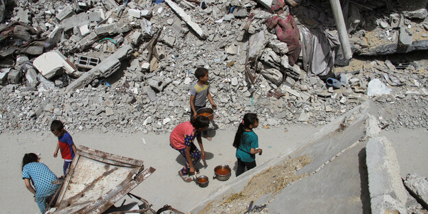 Palästinensische Kinder in den Trümmern von Jabalia im nördlichen Gazastreifen