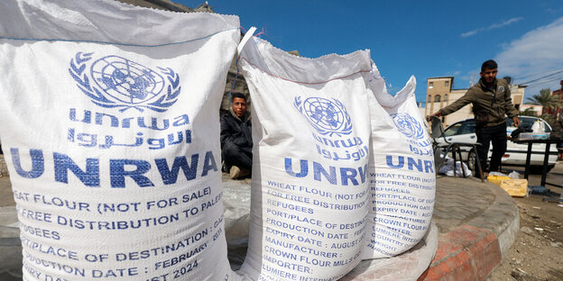 Reihenweise sollen weiße UNRWA-Säcke mit Weizenmehl an die Bevölkerung in Gaza verteilt werden.