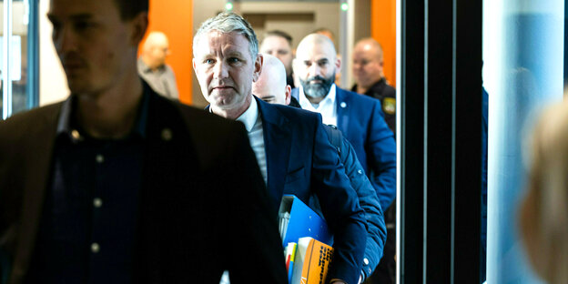 Björn Höcke mit Büchern unter dem Arm auf dem Weg zum Landgericht