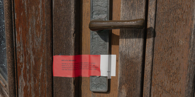 Ein rotes Siegel versperrt die Tür eines Jugendzentrums in Anklam