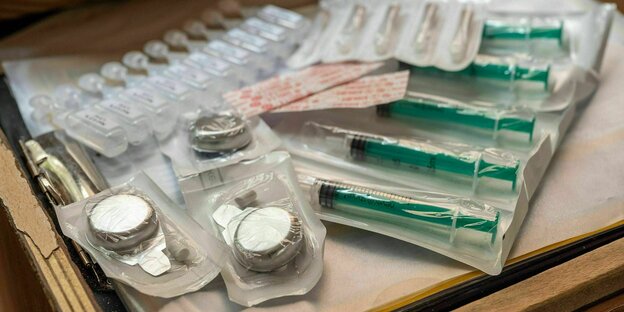 Hygienisch verpackte Spritzen und Utensilien für den Drogenkonsum